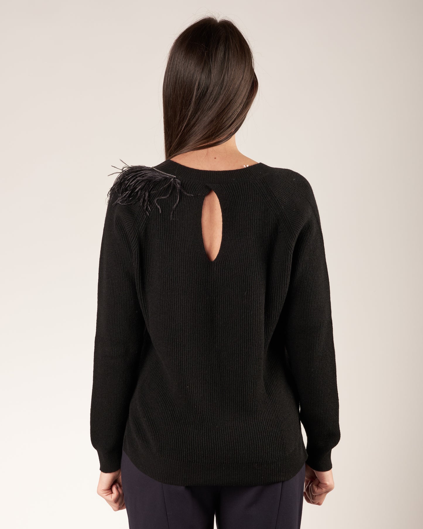 Pullover con piume e monile