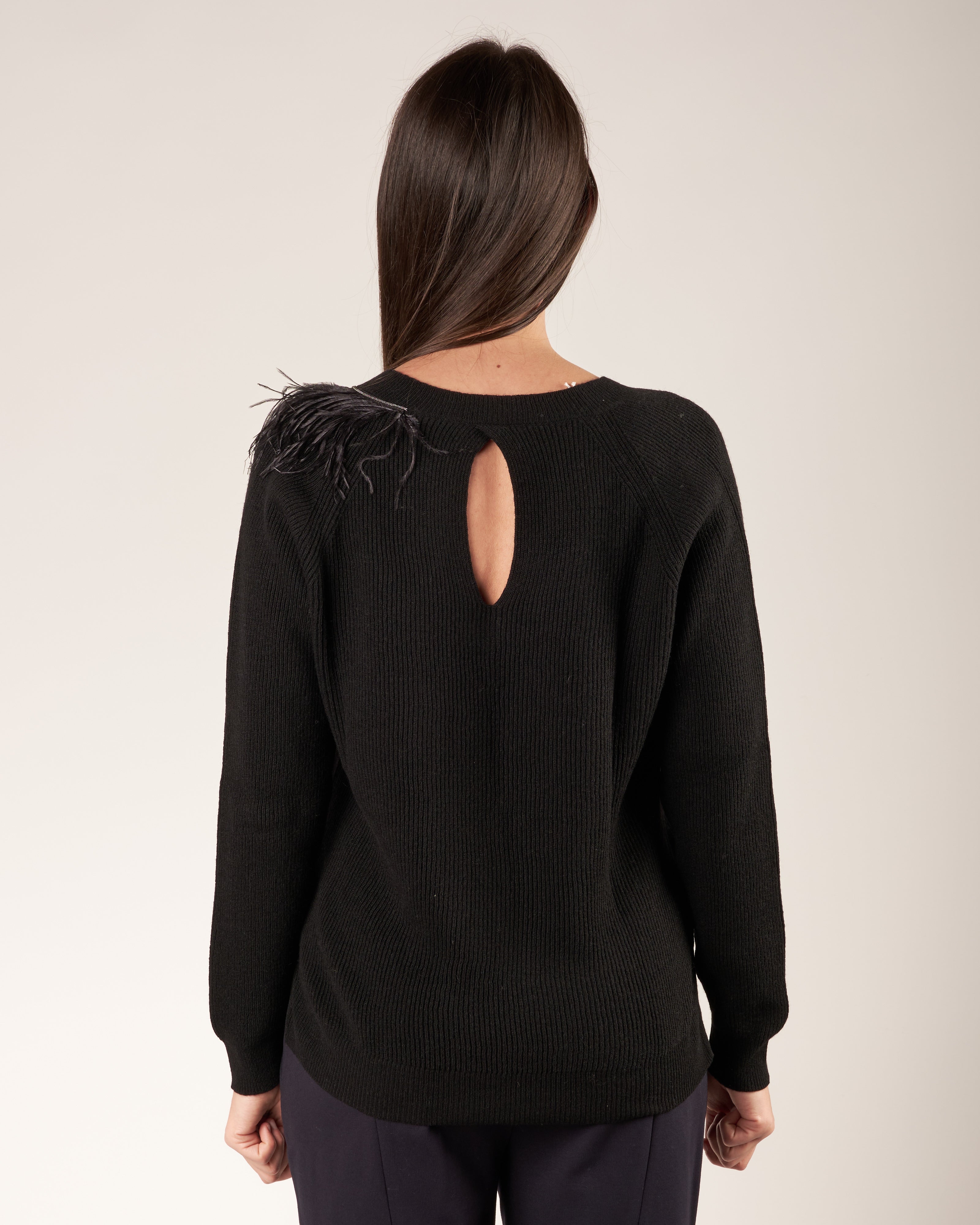 Pullover con piume e monile
