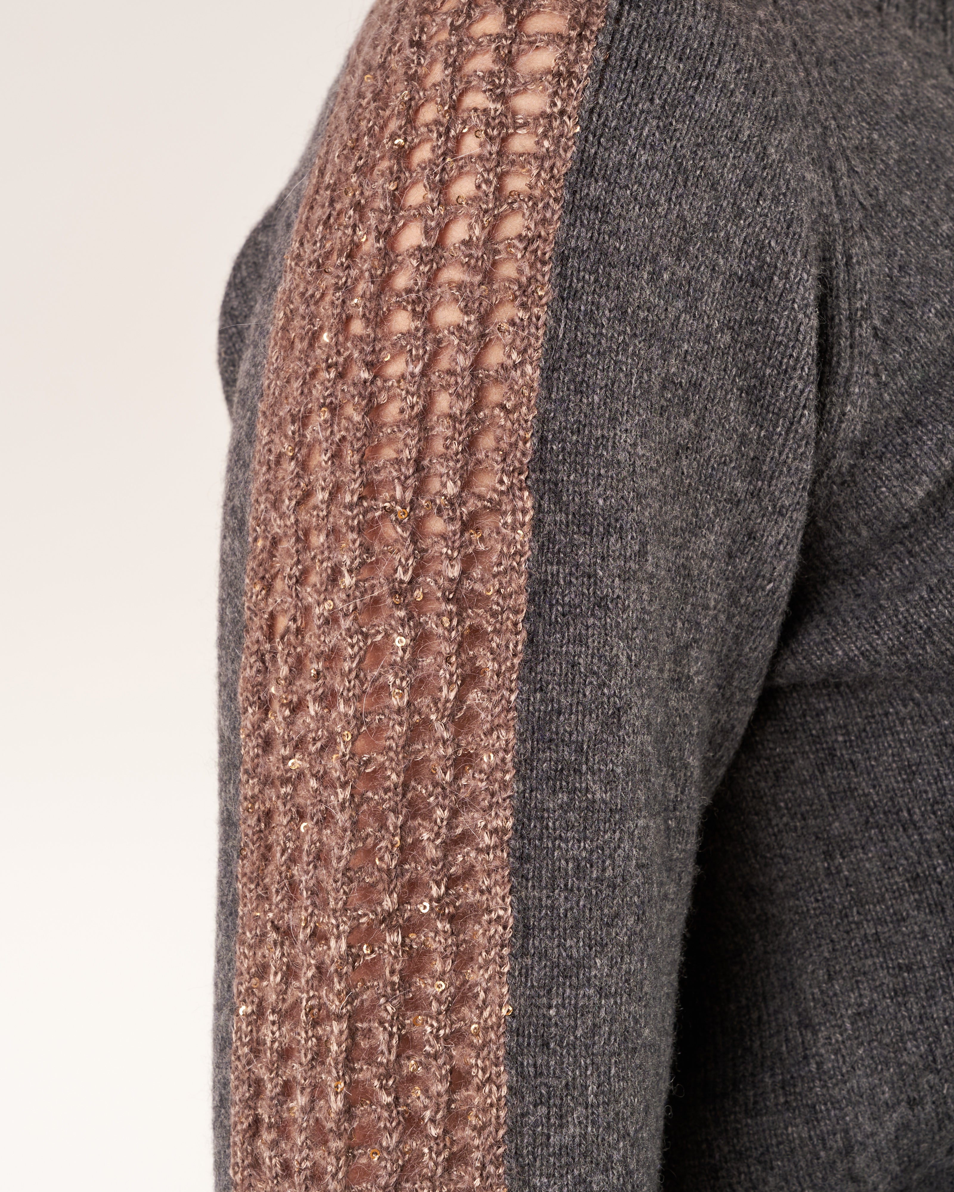 Pullover con maniche traforate