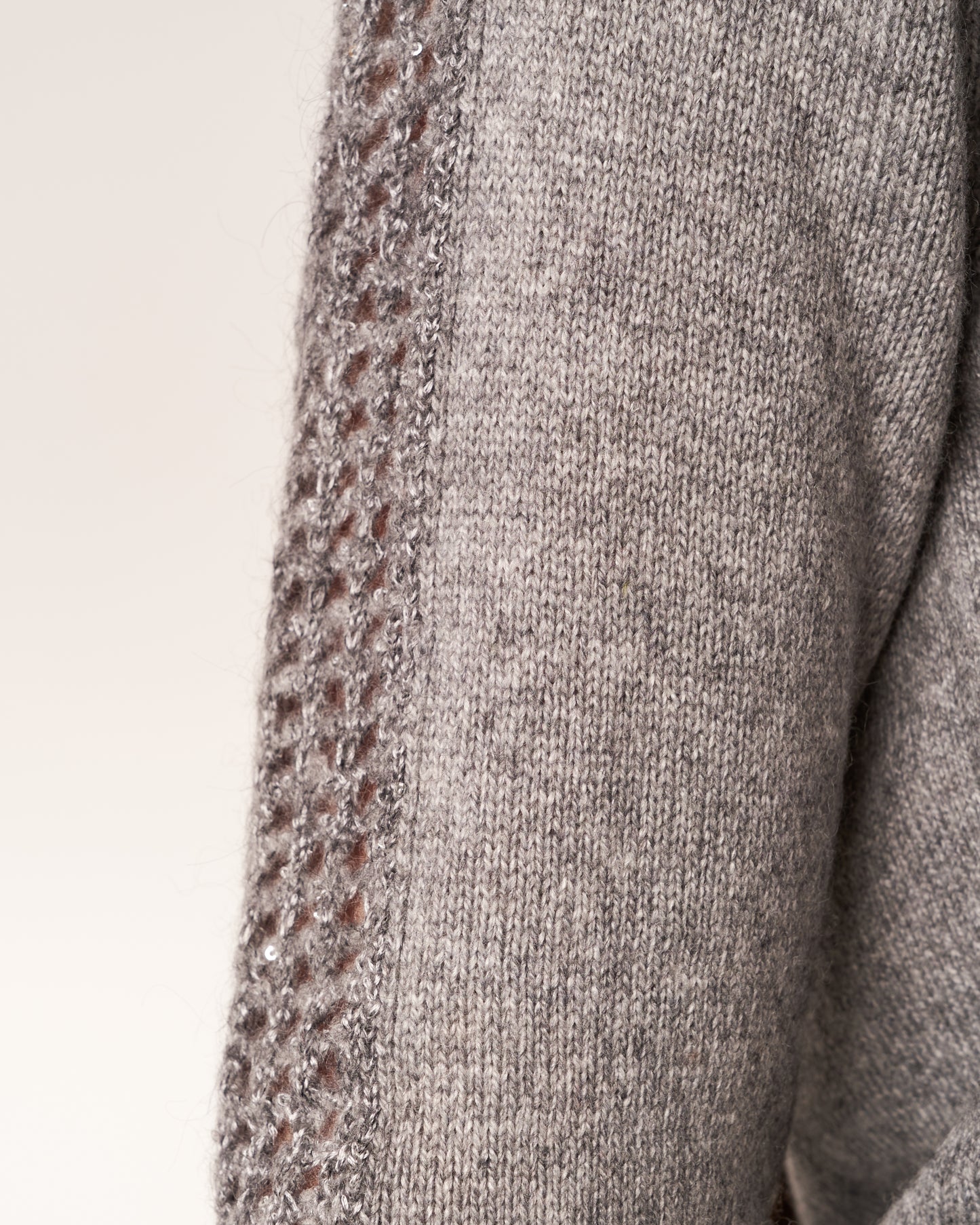 Pullover con maniche traforate