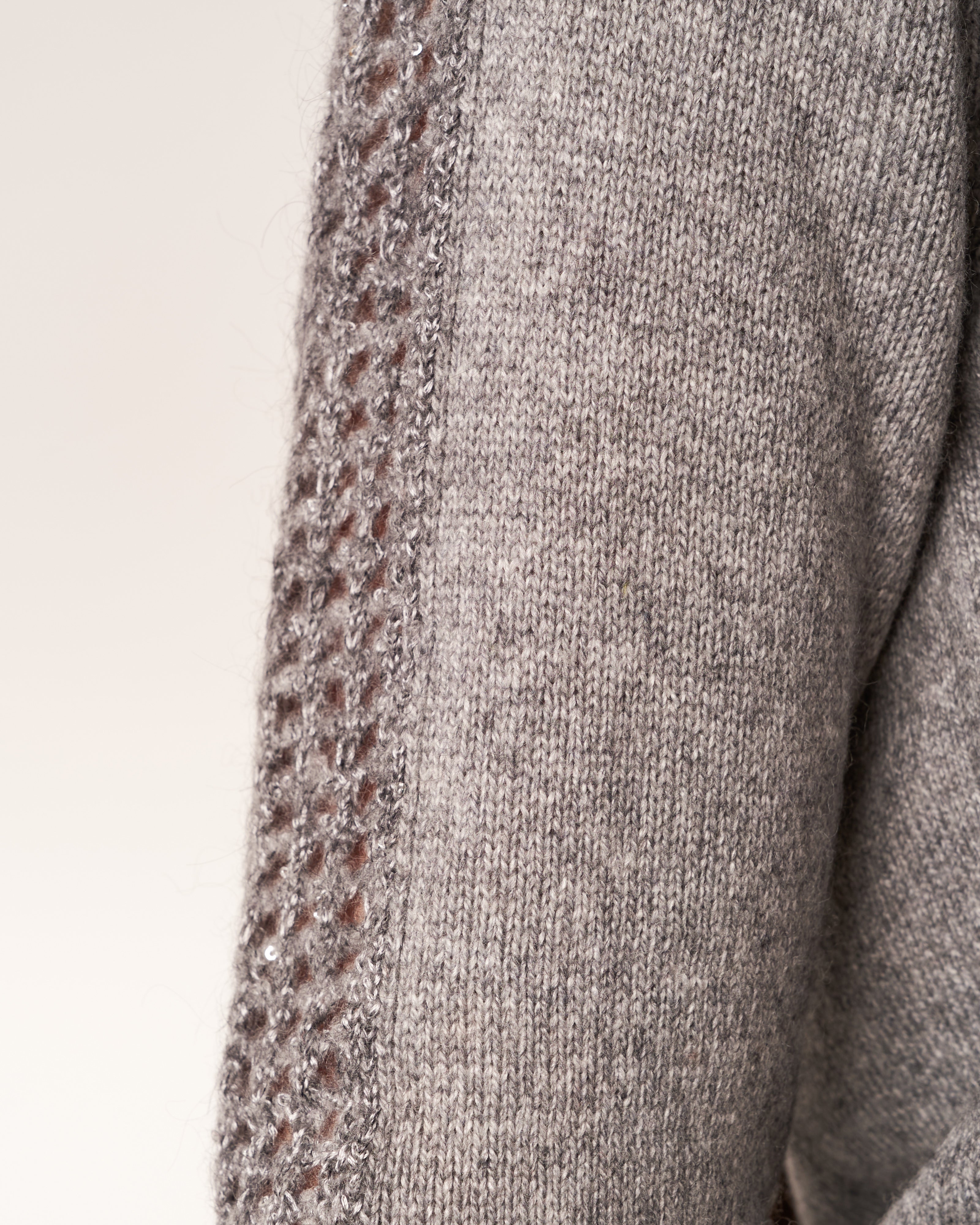 Pullover con maniche traforate