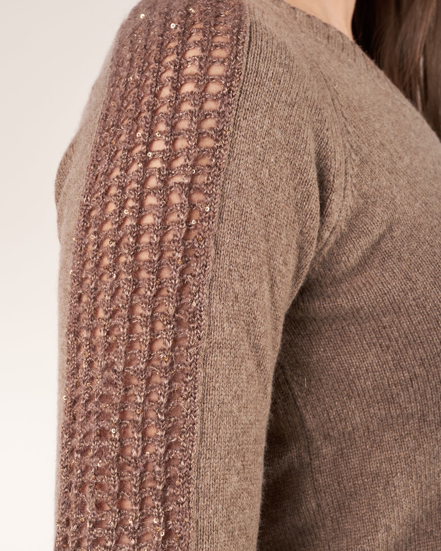 Pullover con maniche traforate