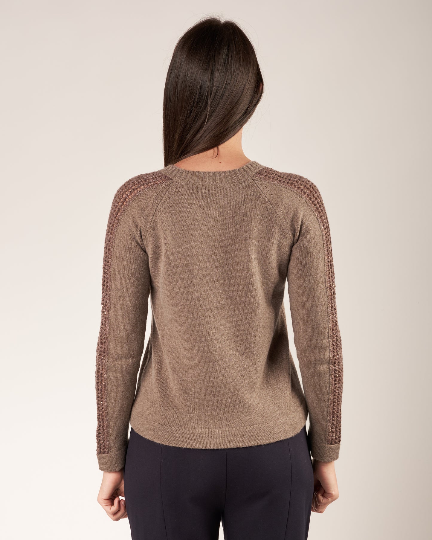 Pullover con maniche traforate