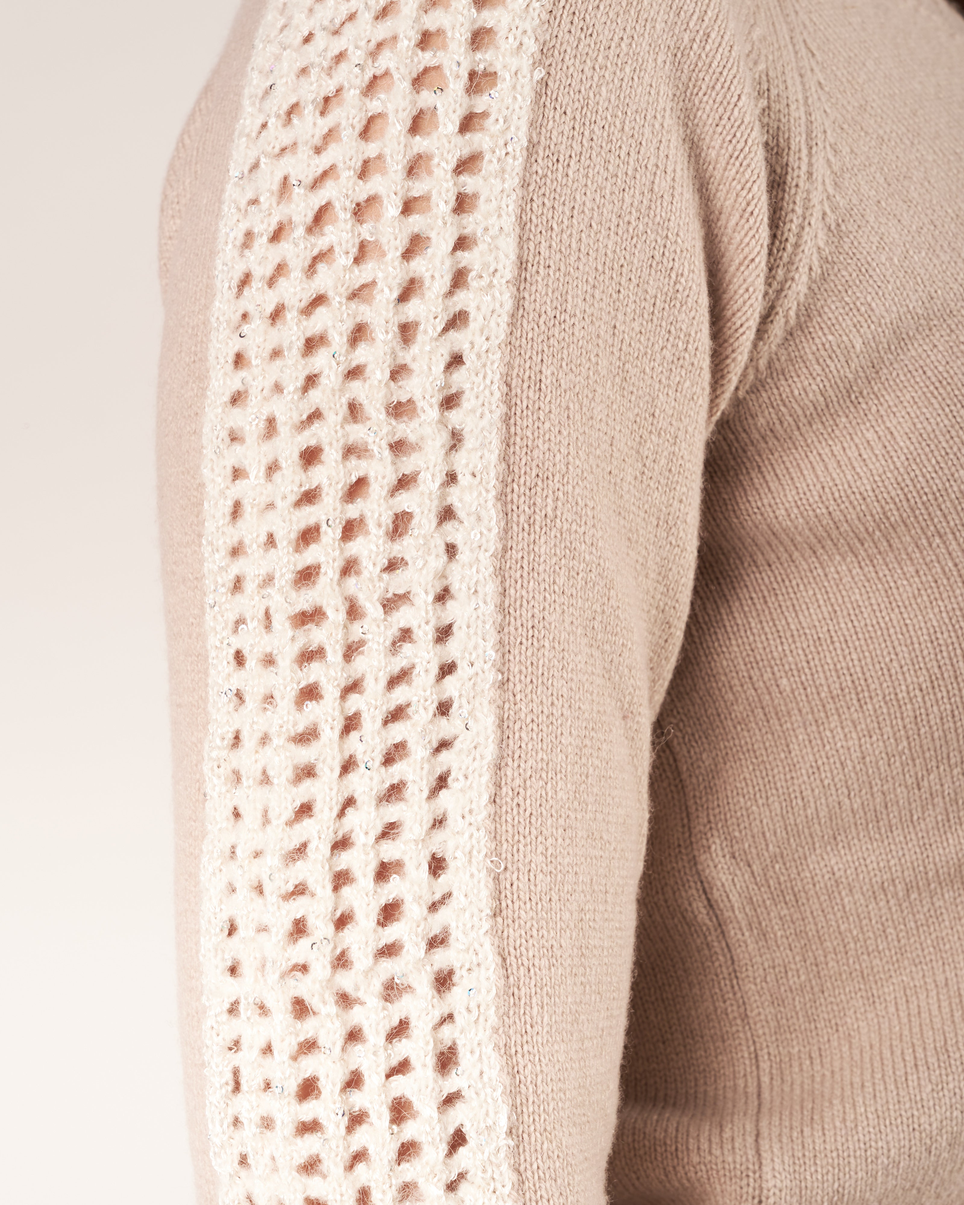 Pullover con maniche traforate