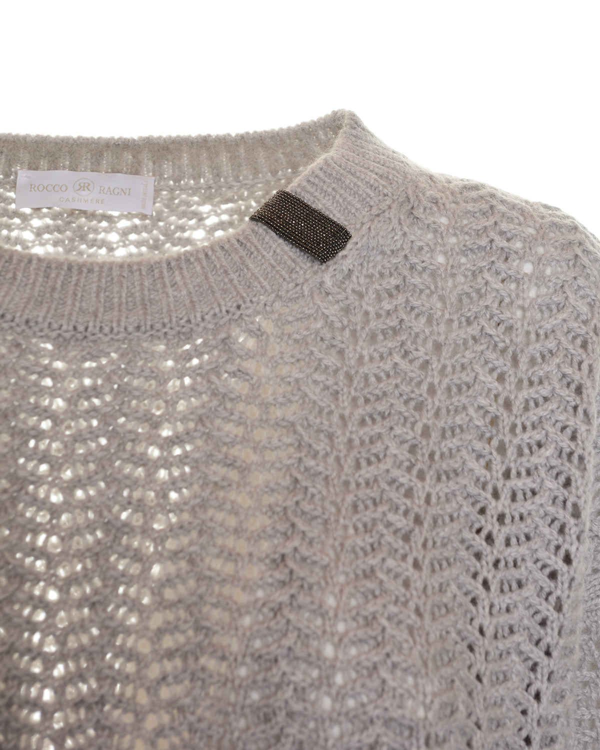 Maglia traforata con monile