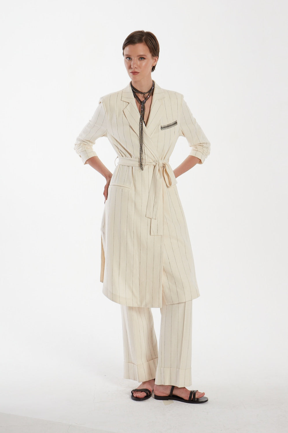 Giacca lunga con monile