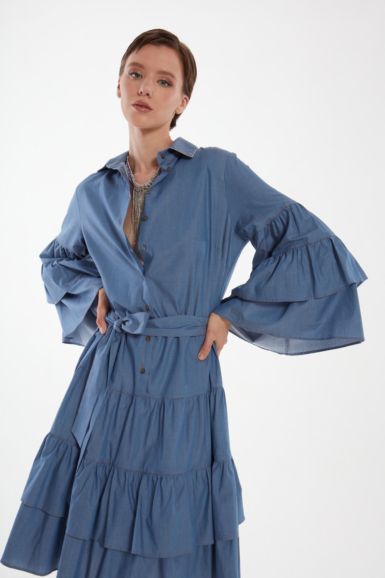 Abito in denim con monile