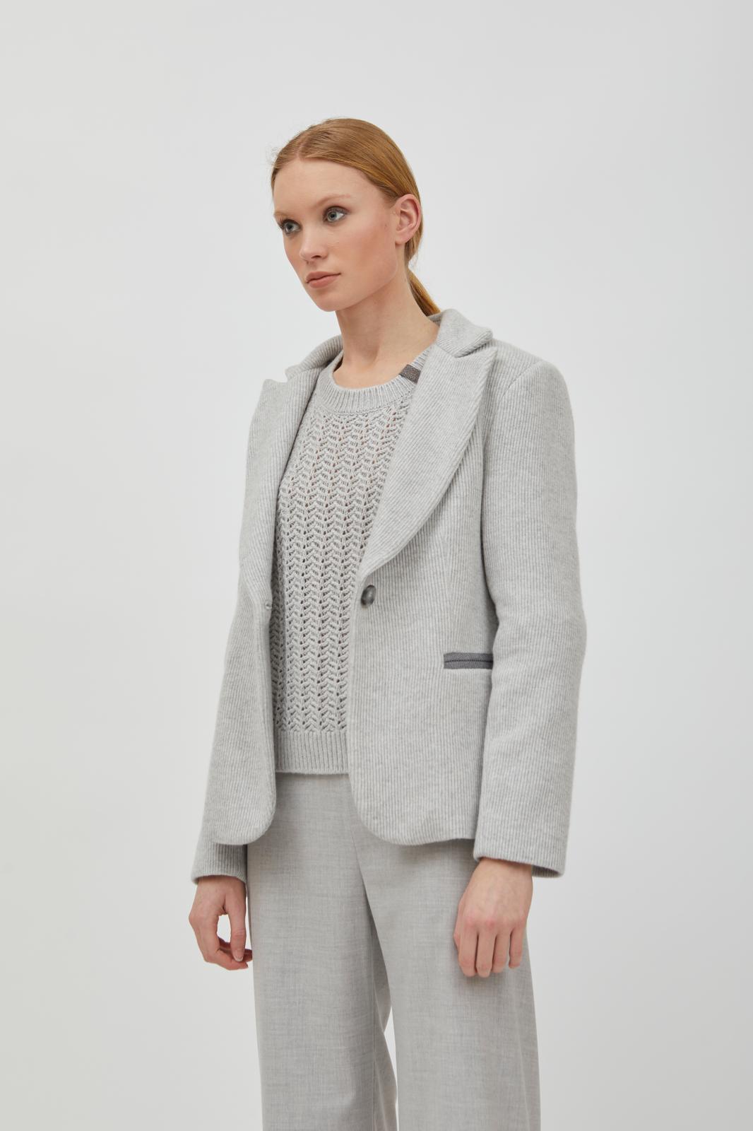 Maglia traforata con monile